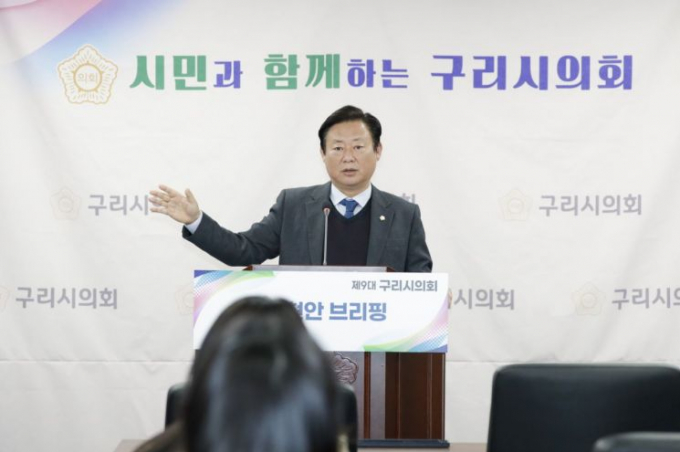 신동화 구리시의회 의장이 시의회 멀티룸에서 시의회 현안사항에 대한 브리핑을 하고 있다. /사진제공=구리시의회 