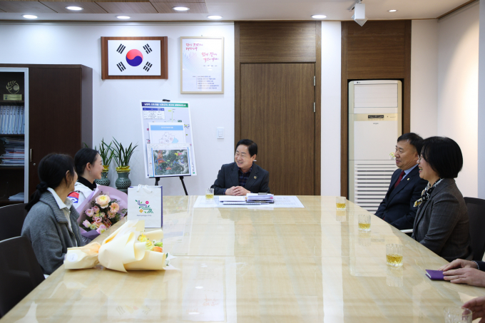 주광덕 남양주시장(가운데)이 6일, 시장 집무실에서 2025년 제9회 하얼빈 동계 아시안게임 피겨스케이팅 여자 싱글 금메달을 획득한 김채연 선수(왼쪽 2번째)에게 포상금을 전달하고 환담하고 있다. /사진제공=남양주시