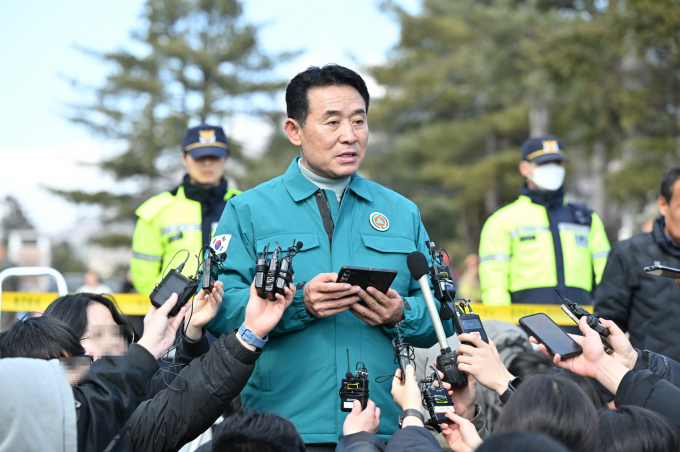 백영현 시장이 6일 포천시 이동면 노곡리 공군 전투기 폭탄 오발 사고 현장에서 기자회견을 하고 있다. /사진제공=포천시
