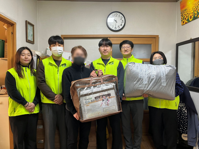 남부발전 임직원 봉사단이 6일 조손가정 어르신 댁을 방문하여 에너지 절약용품을 전달하고 기념촬영을 하고 있다./사진=남부발전