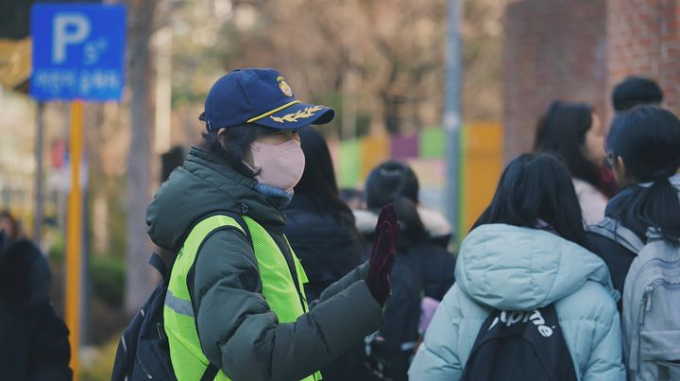 경기도 어르신 아동안전지킴이가 학생들에게 손을 흔들고 있다. / 사진제공=경기북부청