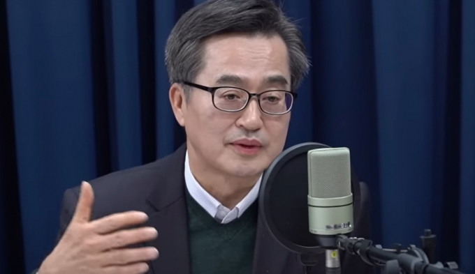 김동연 경기도지사가 지난 6일 유튜브 '구교형의 정치비상구'에 출연해 분야별 주요 문제에 대한 견해를 밝히고 있다. /사진=정치비상구 캡처 