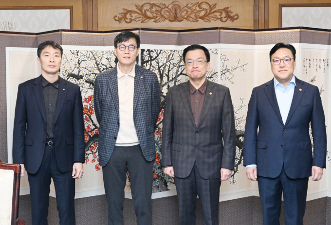  최상목 대통령 권한대행 부총리 겸 기획재정부 장관이 7일 서울 종로구 정부서울청사에서 열린 '거시경제·금융현안 간담회'에 앞서 기념촬영을 하고 있다.  왼쪽부터 이복현 금감원장, 이창용 한국은행 총재, 최상목 대통령 권한대행 부총리, 김병환 금융위원장. /사진=기획재정부 제공 