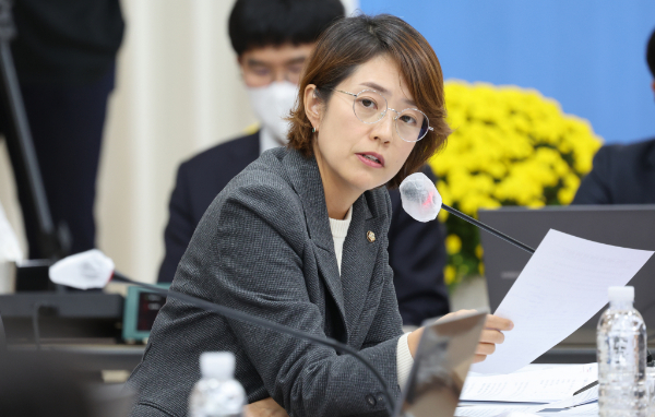이재명 더불어민주당 대표가 체포동의안 표결 당시 당내 일부 '비명계'(비이재명계) 의원들과 검찰이 일종의 모의를 했다고 주장한 것에 대해 고민정 더불어민주당 의원이 우려를 표했다. 사진은 고 의원이 국회 교육위원회 국정감사에서 발언하는 모습. /사진=뉴스1