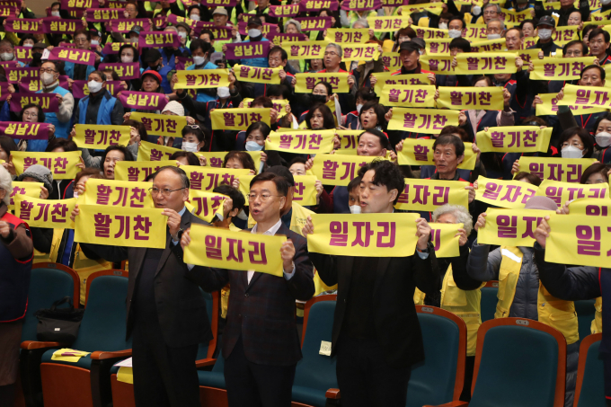  신상진 성남시장(앞줄 오른쪽서 2번째) 등이 참석한 가운데 7일 오전 9시 시청 1층 온누리에서 참가자들리 노인 일자리 사업 통합발대식 퍼포먼스를 하고 있다. /사진제공=성남시