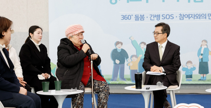 김동연 경기도지사가 7일 경기도청에서 열린 360도 돌봄, 간병 SOS, 참여자와 만남 행사에서   한 참석자의 발언을  경청하고 있다. /사진제공=경기도