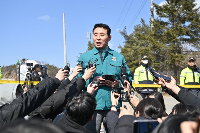백영현 포천시장이 포천 이동면 노곡리에서 발생한 전투기 포탄 사고와 관련해 7일 긴급 기자회견을 열고 피해 주민에 대한 포천시 차원의 선제적 지원 대책을 발표하고 있다. / 사진제공=포천시