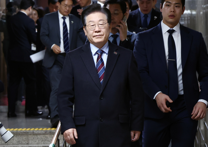 이재명 더불어민주당 대표가 윤석열 대통령 구속 취소 청구 인용에 대해 검찰의 초보적인 산수 잘못이라고 비판했다. 사진은 이 대표가 7일 서울 여의도 국회에서 열린 긴급 의원총회에 참석하는 모습. /사진=뉴스1