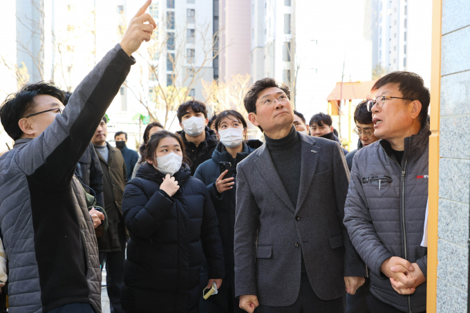 이상일 용인특례시장이 경남아너스빌 디센트 건설 현장을 방문해 보수가 필요한 부분을 살피고 있다. / 사진제공=용인특례시
