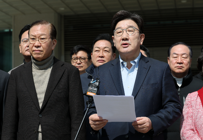 권성동 국민의힘 원내대표가 8일 서울 서초구 대검찰청 앞에서 열린 비상의원총회에서 윤석열 대통령의 즉각 석방을 촉구하는 발언을 하고 있다./사진=뉴스1