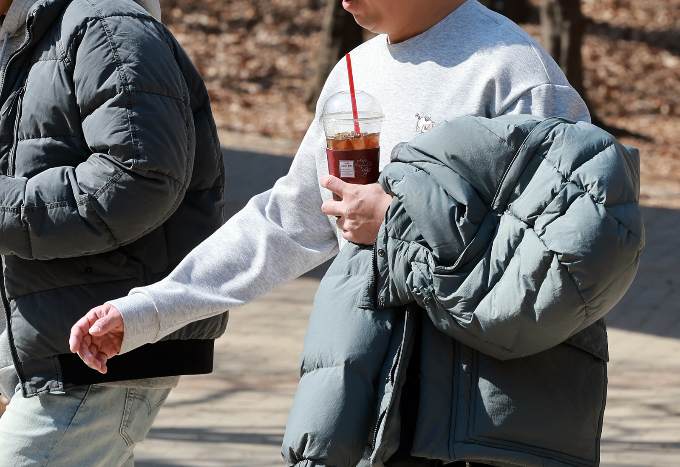 낮 기온이 영상으로 오르며 큰 일교차를 보인 27일 오후 서울 성동구 서울숲을 찾은 시민들이 외투를 벗고 산책하고 있다./사진=뉴스1