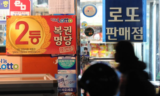 동행복권 1162회 로또 1등 당첨번호는 29·28·21·25·22·20, 보너스 번호는 6이다. 당첨번호 6개를 모두 맞힌 1등 당첨자는 36명으로 각 8억2393만원을 받는다. /사진=뉴스1  