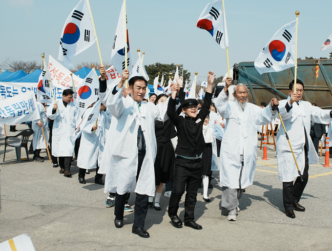 정장선 평택시장이 9일 '평택 3.1 독립만세운동' 첫 발상지였던 현덕면 권관리 평택 3.1운동 기념광장에서 만세운동 행진을 재연하고 있다. / 사진제공=평택시 