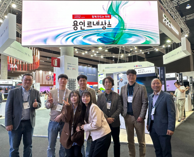 MWC 2025 용인특례시관 참가 기업 관계자들이 단체사진을 찍고 있다. /사진제공=용인특례시  