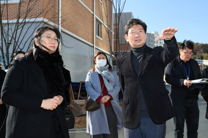 이상일 용인특례시장이 지난달 20일 처인초중통합학교를 방문해 시설과 환경을 점검하고 있다. /사진제공=용인특레시