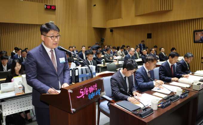 서울시 민생 경제 부담을 완화하기 위해 시와 자치구가 함께 머리를 맞댄다. 사진은 지난해 10월 15일 김태균 현 서울시 행정1부시장이서울 중구 서울시청에서 열린 행정안전위원회 서울시청 국정감사에서 업무보고를 하고 있는 모습. /사진=뉴시스
