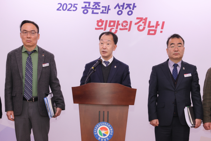 유명현 경남도 산업국장(가운데) 등 관계자들이 10일 도청 브리핑룸에서 초격차 미래첨단산업 육성 계획을 발표하고 있다. /사진=경남도