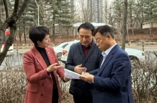 신상진 성남시장(오른쪽)이 지난 9일 임태희 교육감, 김은혜 국회의원(왼쪽)과 3자 간담회를 갖고 경기형 과학고 후속조치를 논의하고 있다. /사진제공=성남시
