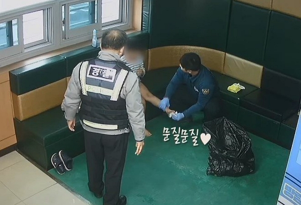 영하 5도 추운 날씨에 속옷 차림으로 신발도 신지 않은 채 길거리를 돌아다닌 발달장애 아동이 경찰의 도움으로 부모 품에 돌아갔다. 사진은 경찰관이 아이의 발을 꼼꼼하게 닦아주고 있는 모습. /사진=유튜브 '대한민국 경찰청' 캡처