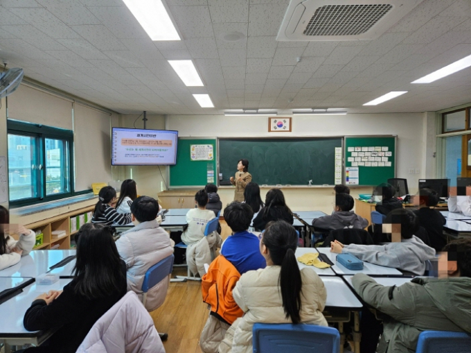 10일 유덕초등학교에서 진행된 ‘학교로 찾아가는 세계시민교육’에서 한 강사가 6학년 학생들에게 세계시민의 개념을 설명하고 있다./사진=광주시교육청 