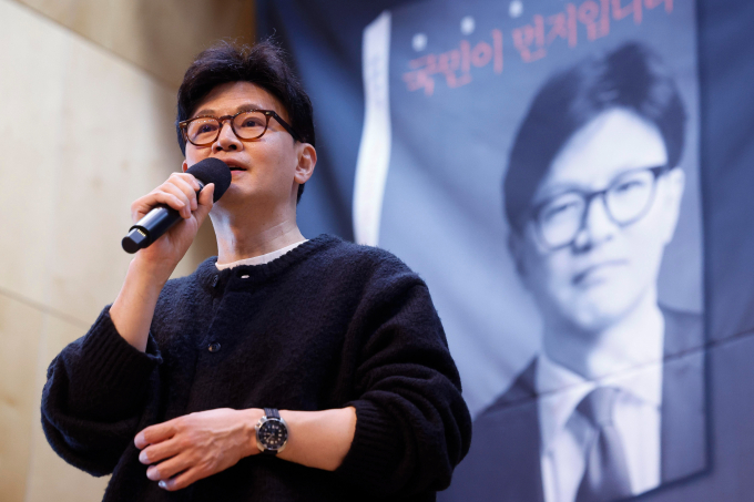 한동훈 전 국민의힘 대표가 이재명 더불어민주당 대표의 중도 보수 발언을 비판했다. 사진은 한 전 대표가 지난 5일 서울 마포구 청년문화공간JU에서 열린 '국민이 먼저입니다' 발간 기념 북콘서트에서 발언하는 모습. /사진=뉴시스(공동취재) 