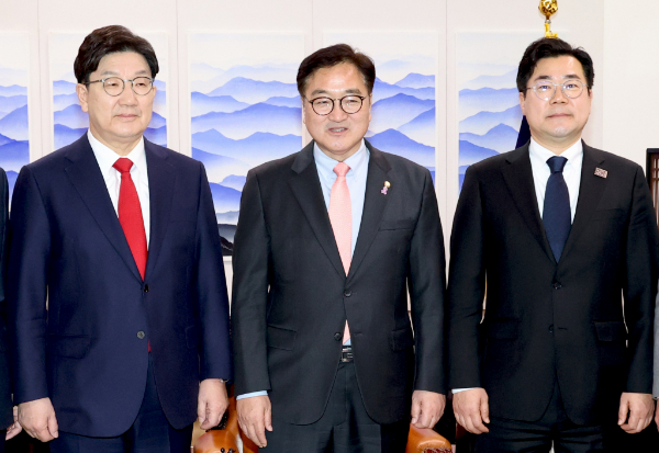 여야가 3차 국정협의회를 열었으나 30분도 채 지나지 않아 파행했다. 사진은 우원식 국회의장과 권성동 국민의힘 원내대표, 박찬대 더불어민주당 원내대표가 10일 서울 여의도 국회 의장실에서 열린 국회의장 주재 국정협의회에 앞서 기념 촬영을 하는 모습. /사진=뉴스1