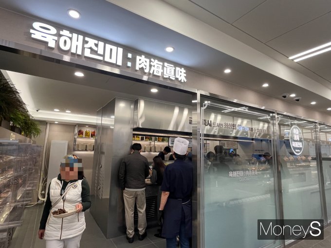 쿠우쿠우 골드 안산점은 직화구이 그릴존 '육해진미'를 도입한 두번째 매장이다. 10일 오후 쿠우쿠우 골드 안산점 오픈 리허설 참석자들이 육해진미 존에서 고기를 굽고 있다. /사진=김서현 기자