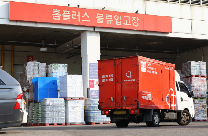  7일 서울 시내 한 홈플러스 매장의 물류입고장에 차량이 이동하고 있다./사진=뉴시스