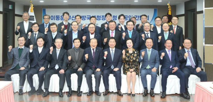 이동운 국세청장(앞줄 오른쪽 다섯 번째)이 10일 양재생 부산상의 회장(앞줄 오른쪽 여섯 번째) 등 부산상의 관계자들과 세정간담회를 개최한 뒤 기념촬영을 하고 있다./사진=부산국세청