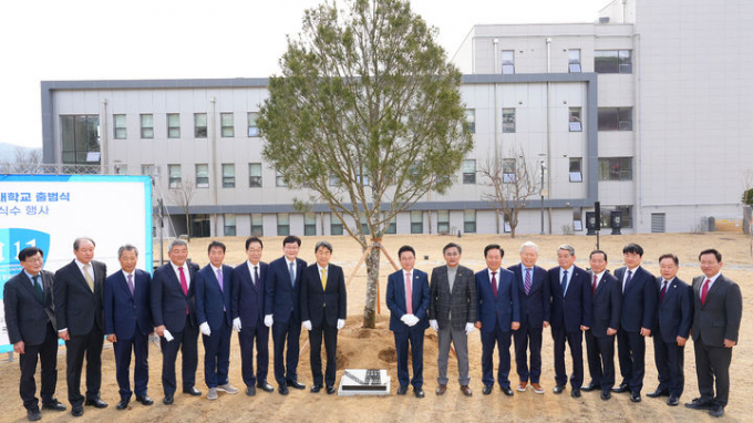  경국대 출범식 참석자들이 10일 기념식수를 한 뒤 기념촬영을 하고 있다./사진제공=국립 경국대학교