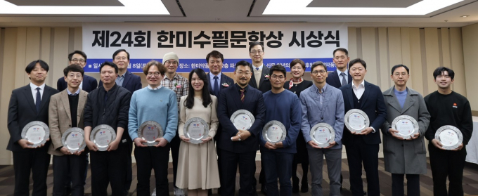 제24회 한미수필문학상 시상식이 지난 8일 한미약품 본사에서 진행됐다. 사진은 시상식에 참가해 상패를 들고 기념 사진을 촬영하는 수상자. /사진=한미약품