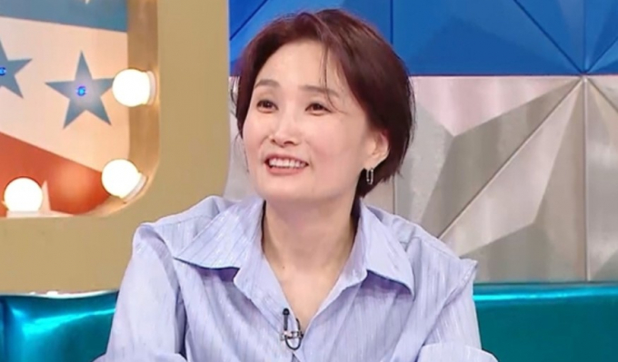 방송인 박경림이 영화 '협상' 제작보고회 당시, 배우 손예진과 현빈의 '눈 맞춤'을 성사시킨 장본인이라 밝혀 눈길을 끌고 있다. /사진='라디오스타' 제공