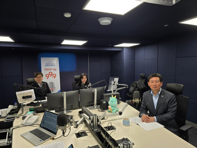 이상일 시장이 10일 OBS 라디오에 출연해 첨단반도체 도시 조성부터 스포츠·문화 도시에 대한 시정을 소개하고 있다. /사진제공=용인특례시