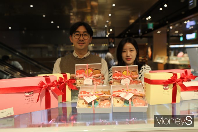 롯데백화점 광주점 지하1층 푸드에비뉴 관계자들이 다양한 화이트데이 선물을 선보이고 있다/사진=롯데백화점 홍보 3팀 제공.