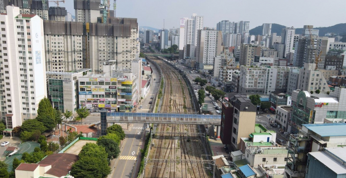 안양 도심 한가운데를 가로지르는 경부선 철도 안양역 부근. /사진제공=안양시 