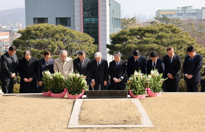 11일 오전 경기도 부천시 유한대학에 위치한 유재라관 대강당에서 고 유일한 박사 제54주기 추모식이 진행됐다. 사진은 추모식이 진행되는 모습. /사진=유한양행