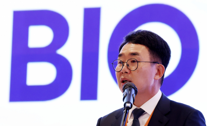 진양곤 HLB 회장이 지난해 5월 서울 송파구 소피텔 앰배서더 서울에서 열린 제2회 2024 HLB 바이오포럼에서 개회사를 하고 있다.  /사진=뉴시스