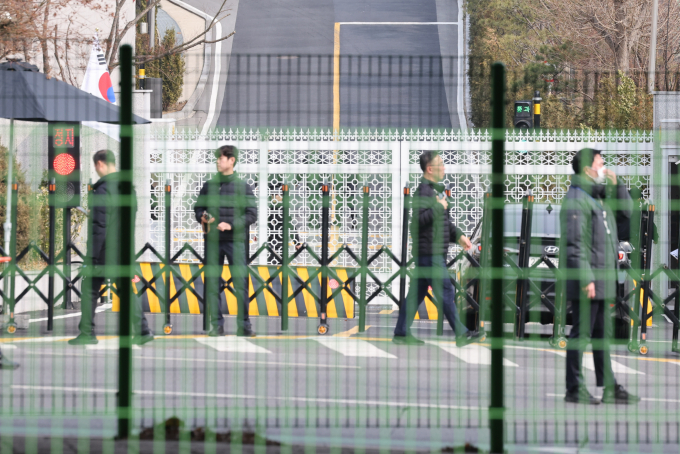 대통령경호처가 인천국제공항보안(주) 신임 사장 내정설을 적극 부인했다. 사진은 지난 7일 서울 용산구 한남동 대통령 관저 입구에서 경호처 직원들이 경계근무를 선 모습. /사진=뉴스1