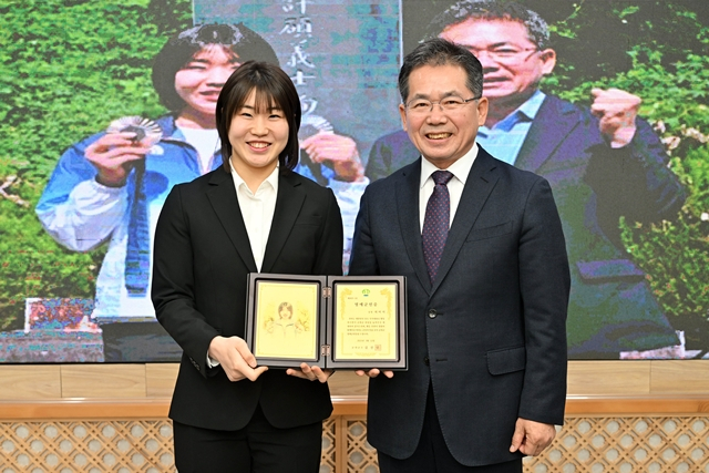 김진열 군위군수(오른쪽)가 허미미 선수(왼쪽)에게 명예군민증을 수여하고 있다./사진제공=대구 군위군