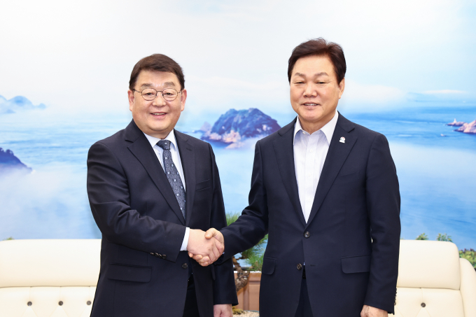 박성효 소상공인시장진흥공단 이사장(좌측)과 박완수 도지사가 12일 소상공인 지원 등에 관한 협력을 논의했다./사진=경남도