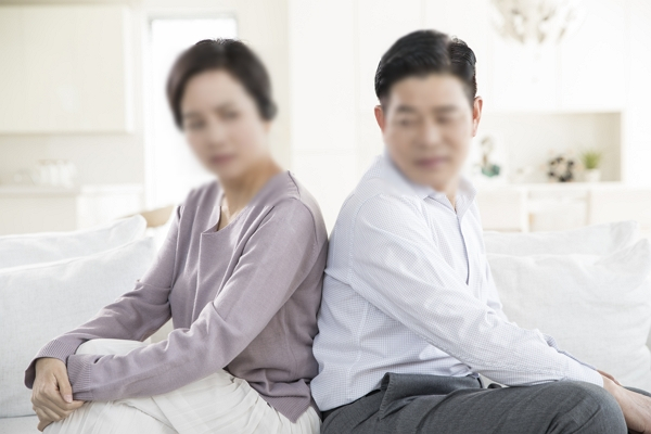장모님 생신에 용돈 5만원을 더 못 주겠다던 남편이 시댁에 100만원 급전을 해주자고 해 복수했다는 사연이 전해졌다. 사진은 기사의 이해를 돕기 위한 부부 모습. /사진=이미지투데이