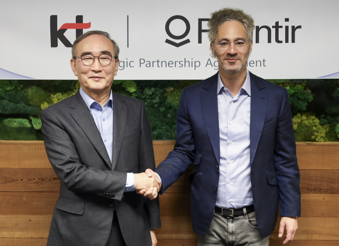 KT가 인공지능(AI) 플랫폼 기업 팔란티어와 미국에서 인공지능 전환(AX) 사업 가속화를 위한 전략적 파트너십을 체결했다. 사진은 김영섭 KT 대표(왼쪽)와 팔란티어 공동 창립자 겸 CEO가 미국에서 AX 사업 가속화를 위한 전략적 파트너십을 체결하는 모습. /사진=KT 제공