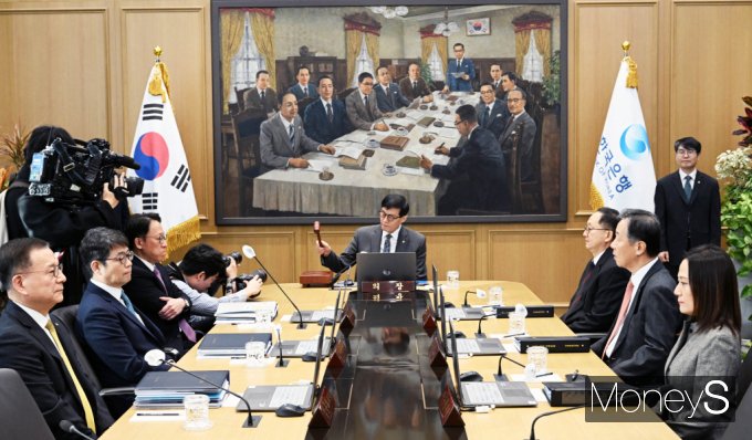 이창용 한국은행 총재가 25일 오전 서울 중구 한국은행 본관에서 열린 금융통화위원회 본회의에서 의사봉을 두드리고 있다. /사진=공동취재단