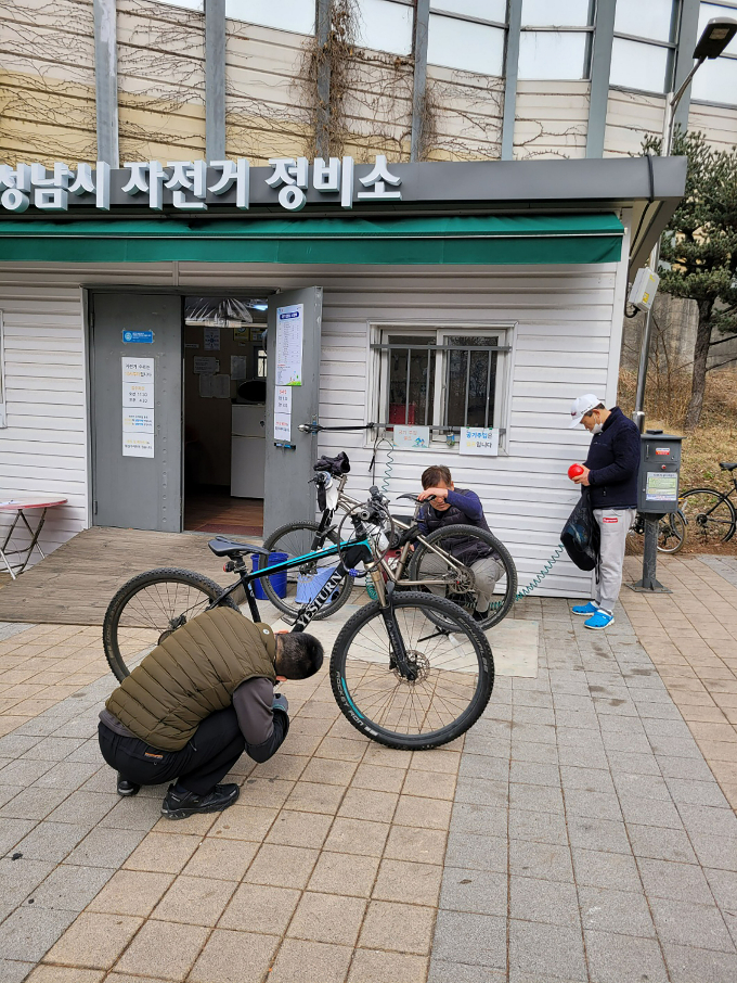 분당구 야턉동 만나교회 뒤 탄천 공터에 마련된 성남시 자전거 정비소에서 자전거가 정비되고 있는 모습. /사진제공=성남시