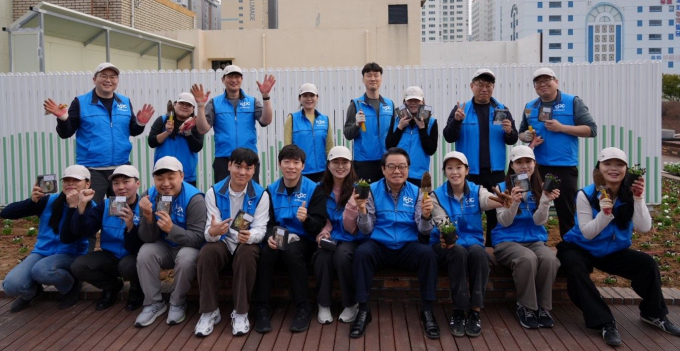 안병길 해진공 사장(앞줄 오른쪽 네 번째) 등이 화단정비 봉사활동에 앞서 기념촬영을 하고 있다./사진=해진공