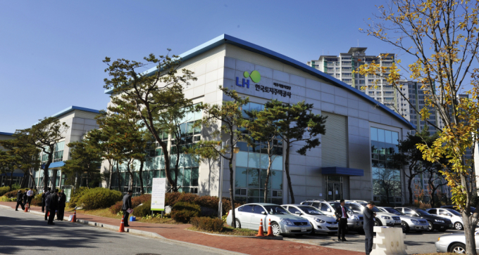 한국토지주택공사(LH)는 경기 파주운정3 지구 주상복합용지 2필지(주복3, 주복4)를 일괄 공급한다. 사진은 파주 운정3지구 LH 모습. /사진=머니S DB