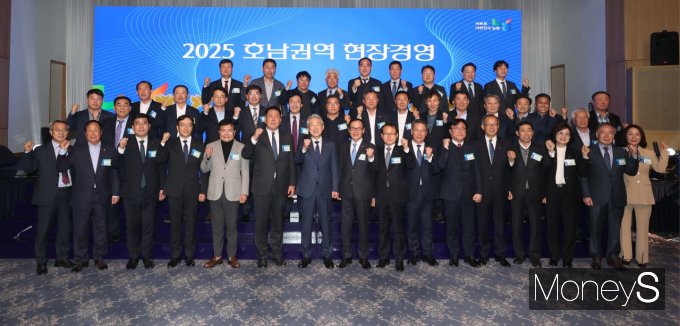 강호동 농협중앙회장을 비롯한 이광일 농협전남본부장, 호남권역 조합장 등이 '2025 호남권역 현장경영'을 끝낸 후 기념촬영을 하고 있다/사진=농협전남본부 제공.