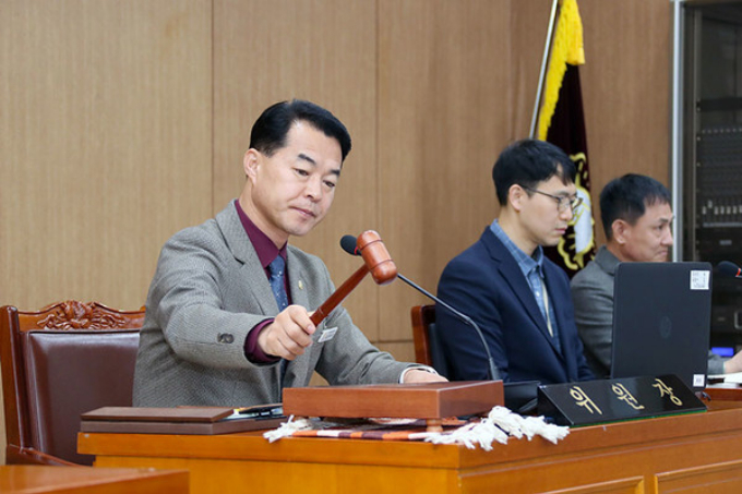 박명서 이천시의회 의장(왼쪽)이 14일 본회의장에서 제252회 임시회 개회를 알리는 의사봉을 두드리고 있다. /사진제공=이천시의회
