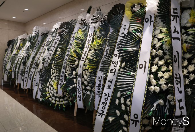 14일 서울 강남구 서울삼성병원 장례식장에 마련된 가수 휘성의 빈소에 이현도, 아이유 등 동료가수들의 근조화환이 설치됐다. /사진=사진공동취재단