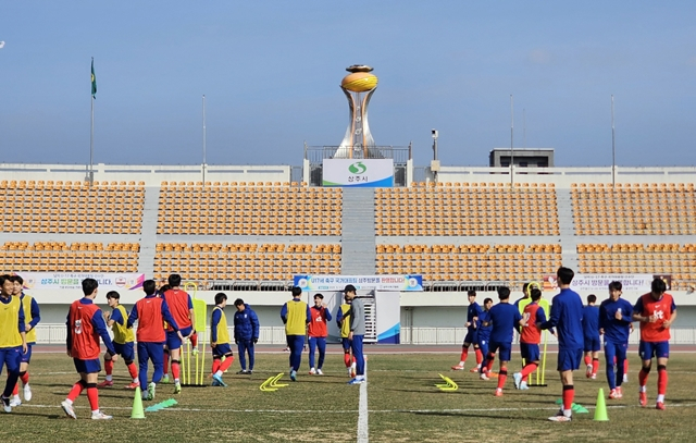 'U-17 축구 국가대표팀' 전지훈련에 참여한 선수들이 훈련을 진행 중인 모습./사진제공=경북 상주시